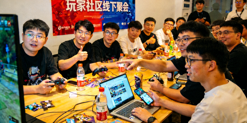 玩家社区线下聚会热烈交流场景